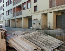 L’AQUILA: CASE POPOLARI PRETURO, AMIANTO ABBANDONATO IN STRADA