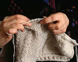 NONNINA DI PESCARA VENDE I LAVORI A MAGLIA PER SOSTENERE L’AIL