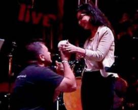 CELANO: INTERROMPE LO SHOW E LE CHIEDE ”VUOI SPOSARMI?”, IL ”SI”’ EMOZIONA IL PUBBLICO