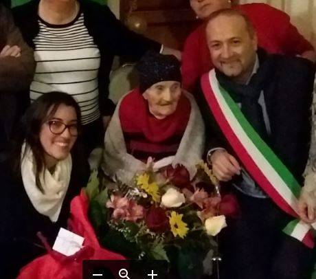 SPOLTORE: LEONDINA COMPIE 103 ANNI, BISNONNA 11 VOLTE, ”AMA LE SALSICCE”