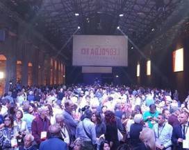 LEOPOLDA: LUNGA FILA ALL’INGRESSO, GRANDE ATTESA PER IL DISCORSO DI RENZI
