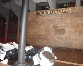 FORZA NUOVA DEPOSITA LETAME DAVANTI BANCA D’ITALIA A PESCARA