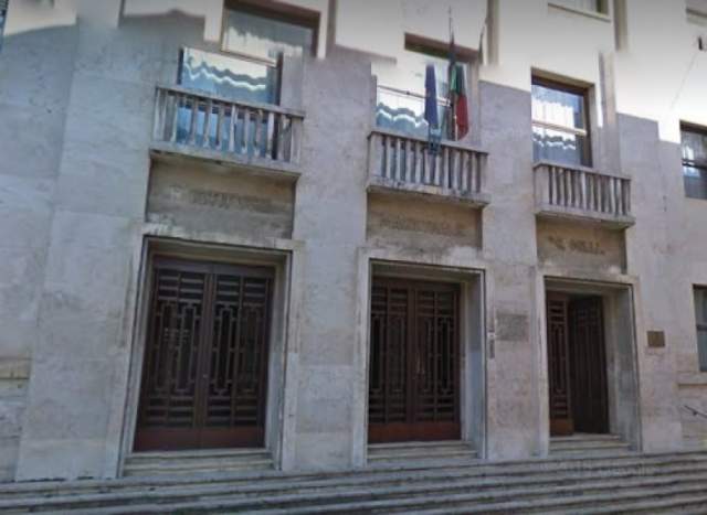 TERAMO: ANTENNA PERICOLANTE DAVANTI LICEO, VIA CARDUCCI CHIUSA PER INTERVENTO