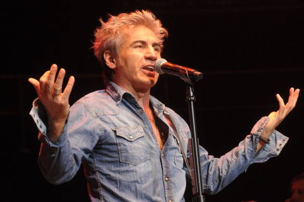 BRUTTA CADUTA PER LIGABUE DURANTE UN CONCERTO: SPALLA FRATTURATA