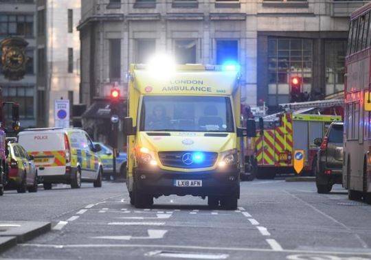 LONDRA: TESTIMONI, AGGRESSORE AVEVA GIUBBOTTO SOSPETTO