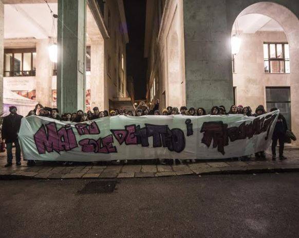 “LO STUPRATORE SEI TU”, 100 DONNE AL FLASH MOB A L’AQUILA