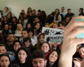 LUCA ABETE FA IMPAZZIRE GLI STUDENTI ABRUZZESI L’INVIATO DI STRISCIA CONQUISTA CHIETI E PESCARA