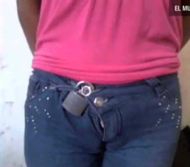FIDANZATO GELOSISSIMO: RAGAZZA COSTRETTA A METTERE IL LUCCHETTO AI JEANS