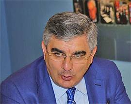 REGIONE: D’ALFONSO NEGLI USA, SOSPESI ATTIVITA’ ISTITUZIONALE E TACCUINO
