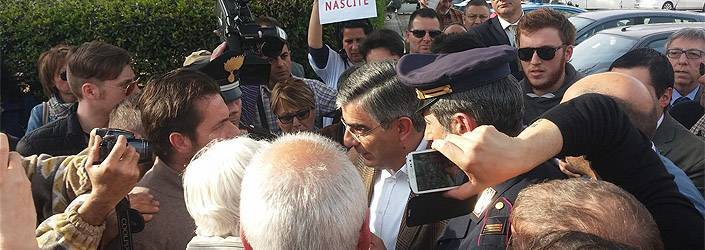 PESCARA: DELRIO E D’ALFONSO CONTESTATI, ‘AVETE AFFAMATO L’ABRUZZO’
