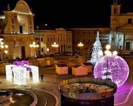 ”LUCI D’ARTISTA: UN NATALE DI SECONDA MANO A L’AQUILA”, SCOPPIA LA POLEMICA SUI SOCIAL