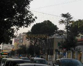 LUMINARIE NATALIZIE FUORI STAGIONE A PESCARA, CEROLINI CHIEDE RIMOZIONE