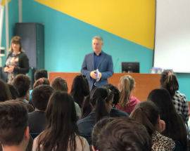 TRUCCHI E SEGRETI DEI SOCIAL, MACCHI INCANTA GLI STUDENTI AQUILANI