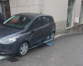 L’AQUILA: AUTO SI SFRENA IN PIENO CENTRO E FINISCE CONTRO UN PALO