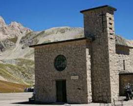CAMPO IMPERATORE: BUCO NELLA CHIESA PER FAR PASSARE CAVI ELETTRICI
