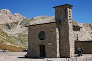 CAVALLI NELLA CHIESETTA DEL PAPA: DUE A PROCESSO, PARROCI SENESI TESTIMONI
