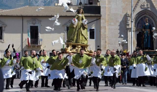 IN 20 MILA ALLA MADONNA CHE SCAPPA, FOLLA AL RITO PASQUALE DI SULMONA