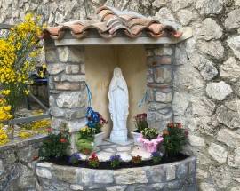 BENEDETTA A PIZZOLI LA MADONNA DI FONTE TRIO IN PASSATO VANDALIZZATA E DETURPATA