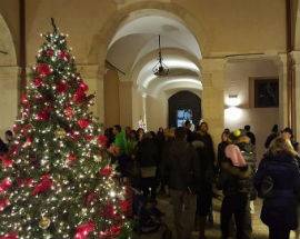 L’AQUILA: IN CENTRO STORICO I SORRISI DEI BAMBINI CON LA MAGICA CASA DI BABBO NATALE