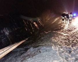 MALTEMPO IN ABRUZZO: FREDDO E NEVISCHIO ANCHE SULLA COSTA, TIR SI RIBALTA SULL’A25