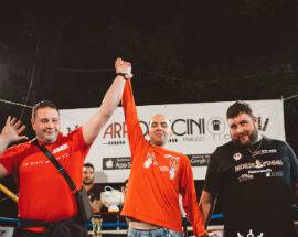 CAMPIONATO MANGIATORI ARROSTICINI: VINCE TONY BIFERI, 128 IN SOLI 20 MINUTI