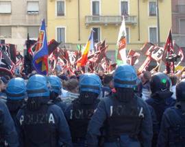 PESCARA: CORTEO FORZA NUOVA, MEGA SCHIERAMENTO DI POLIZIA
