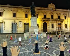 ”ARTE RESISTENTE”: MANI CHE AFFOGANO ANCHE A RAIANO E SULMONA