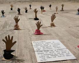 MIGRANTI: A PESCARA CONTRO SALVINI SPUNTANO LE ”MANI CHE ANNEGANO”