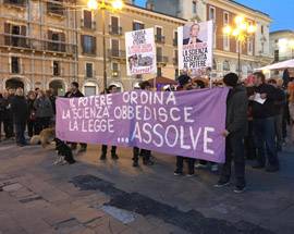 GRANDI RISCHI: L’AQUILA INDIGNATA MANIFESTA,  IN 500 IN PIAZZA DUOMO, ”VOGLIAMO GIUSTIZIA”
