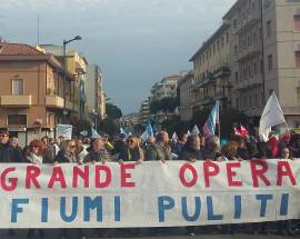 FIUMI INQUINATI: AMBIENTALISTI IN PIAZZA, ACCUSE AL PARTITODELL’ACQUA