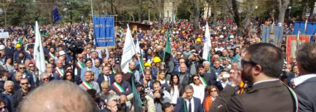 TASSE L’AQUILA: IN CITTA’ CE’ CHI SI DISSOCIA ”NON MANIFESTO PER CHI SI E’ ARRICCHITO!”
