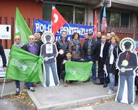 L’AQUILA: FORZE DELL’ORDINE, IN TANTI A MANIFESTANO DAVANTI QUESTURA