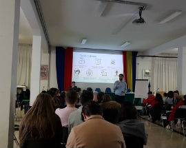 ”VIVERE DIGITALE” SCUOLA PESCARA ATERNO MANTHONE’ VA A LEZIONE DA FACEBOOK