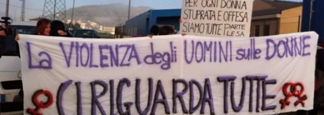 L’AQUILA: PROCESSO TUCCIA, ROSE E STRISCIONI IN TRIBUNALE