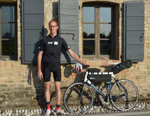 IL CICLISTA MARCO TOPPAN PEDALA PER L’AVIS, OGGI L’ARRIVO A L’AQUILA