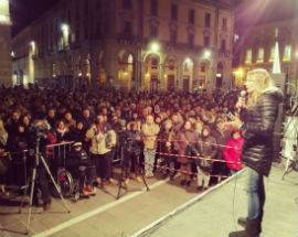 A TERAMO FOLLA PER DI BATTISTA E LA DI PASQUALE OFFENDE IL PUBBLICO