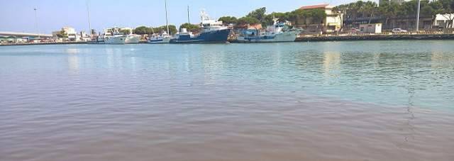 PESCARA: MARE MARRONE, ALESSANDRINI STAVOLTA FIRMA SUBITO DIVIETO