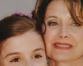 PESCARA: FIACCOLATA PER NON SPEGNERE RIFLETTORI SUI FEMMINICIDI