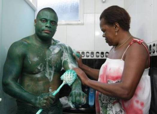 SI DIPINGE DI VERDE COME HULK, MA LA VERNICE NON VA PIU’ VIA