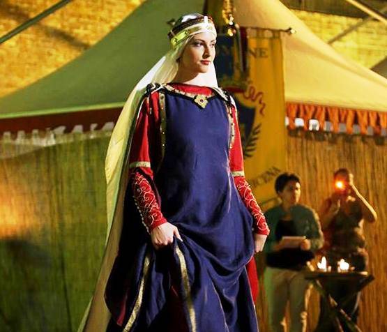 ABITI STORICI: L’AQUILANA MARTINA E’ LA ”PIU’ BELLA DEL REAME”