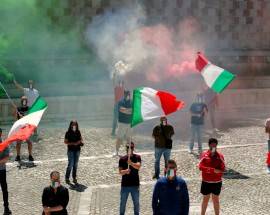 L’AQUILA: MASCHERINE TRICOLORI ALLA FONTANA DELLE 99 CANNELLE