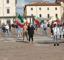 L’AQUILA: MASCHERINE TRICOLORI IN PIAZZA CONTRO GOVERNO CONTE