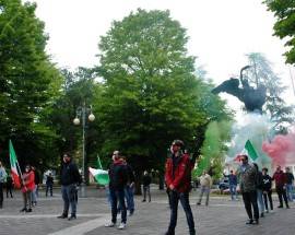 L’AQUILA: MASCHERINE TRICOLORI ALLA VILLA COMUNALE