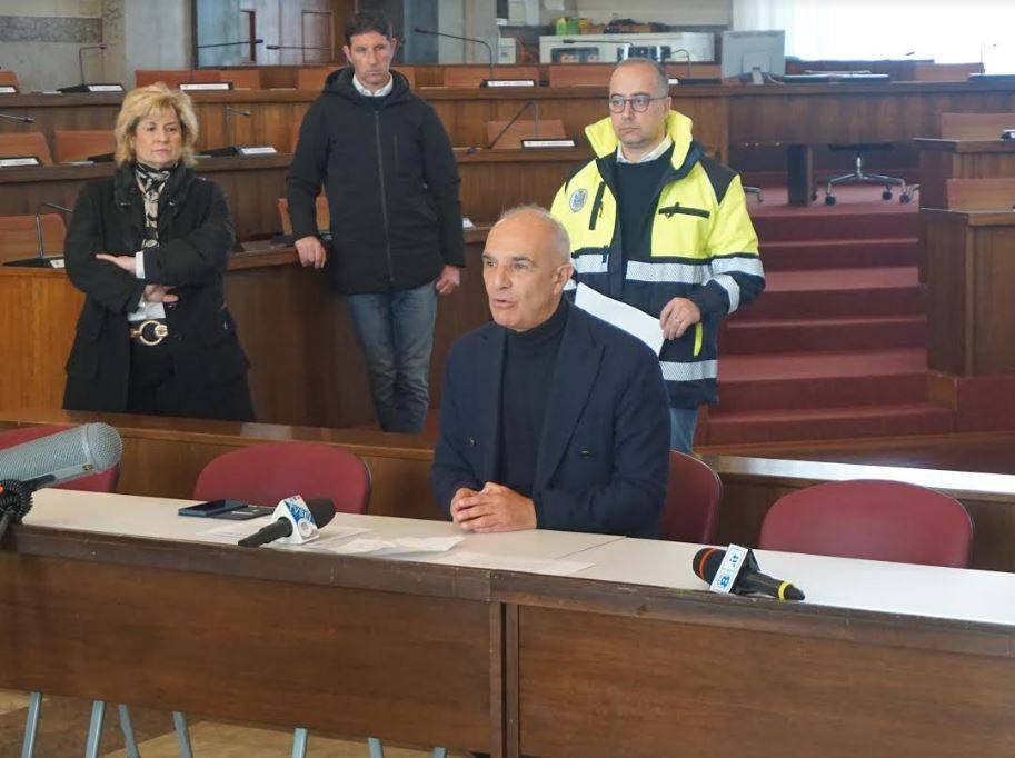 CORONAVIRUS: PESCARA, PUGNO DURO CONTRO MOVIDA, SOSPESA UN’ATTIVITA’, STOP AI MERCATI RIONALI