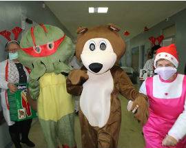 MASHA E ORSO IN CORSIA DONANO GIOCATTOLI AI BIMBI RICOVERATI A PESCARA