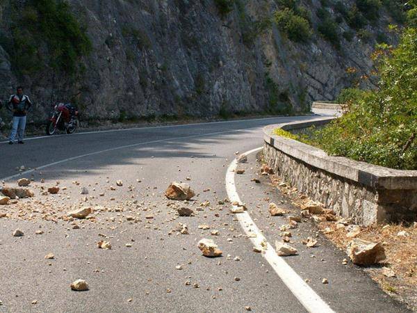 CASTELVECCHIO SUBEQUO: GROSSO MASSO PRECIPITA SU SS 5