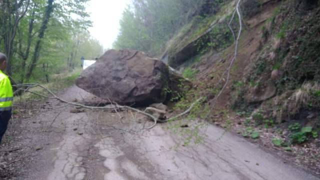 VALLE CASTELLANA ISOLATA DA MASSO CADUTO SU PROVINCIALE 49, APPELLO DEL SINDACO