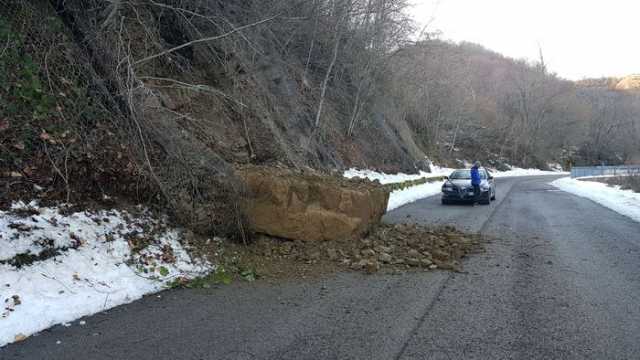 MASSO SU STATALE 577, DOPO IL TERREMOTO A CAMPOTOSTO E’ EMERGENZA VIABILITA’