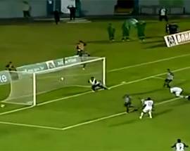 MASSAGGIATORE SALVA GOL SULLA LINEA, CALCIATORI LO INSEGUONO – IL VIDEO