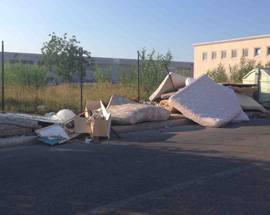 MONTESILVANO: MATERASSI ABBANDONATI, FOTO-DENUNCIA DI UN LETTORE